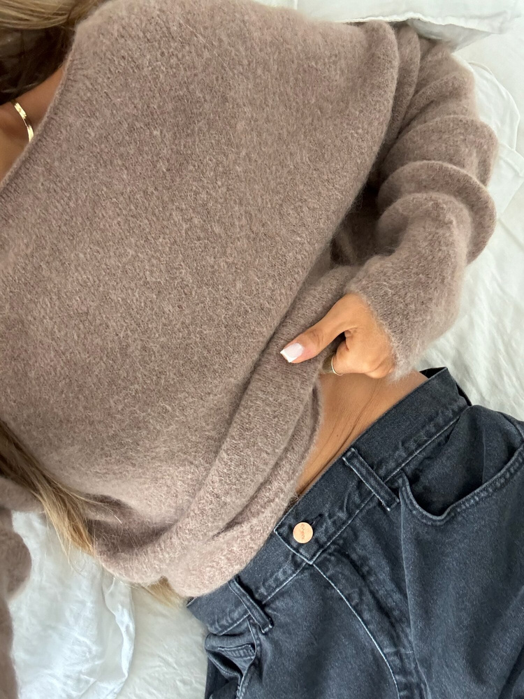 VELVET BEIGE SWEATER