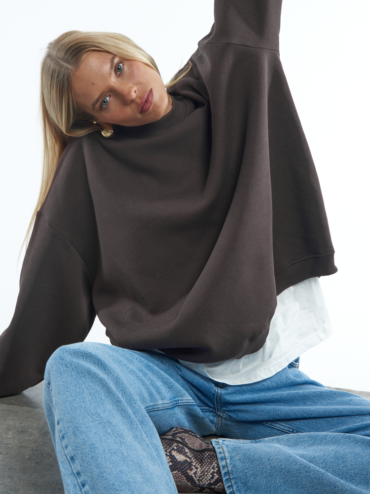 BROWN SWEATSHIRT