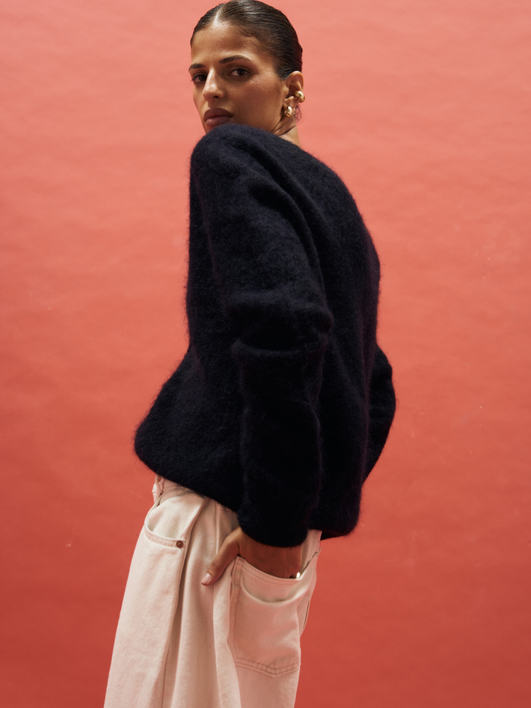 VIOLET BLACK SWEATER